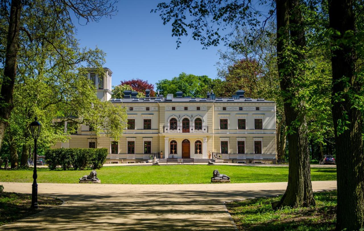 Palac Wierzbiczany Gniewkowo エクステリア 写真